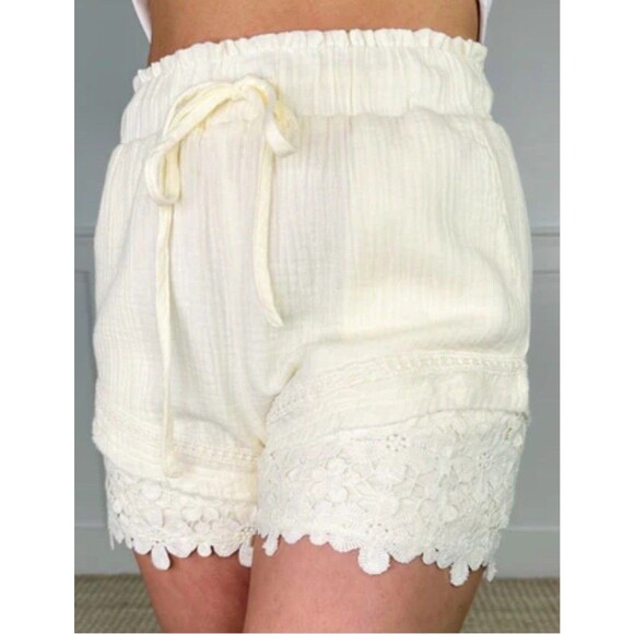 NWT Very J Shorts Gauze Ivory Cream Lace Floral Scalloped Hem Overlay S - Picture 3 of 10